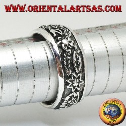 Ring in Silber mit durchgehender Blumendekoration im Hochrelief