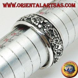 Ring in Silber mit durchgehender Blumendekoration im Hochrelief