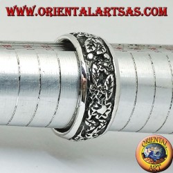 Ring in Silber mit durchgehender Blumendekoration im Hochrelief