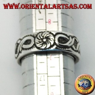 Bague en argent avec décoration florale continue et noeuds en bas-relief