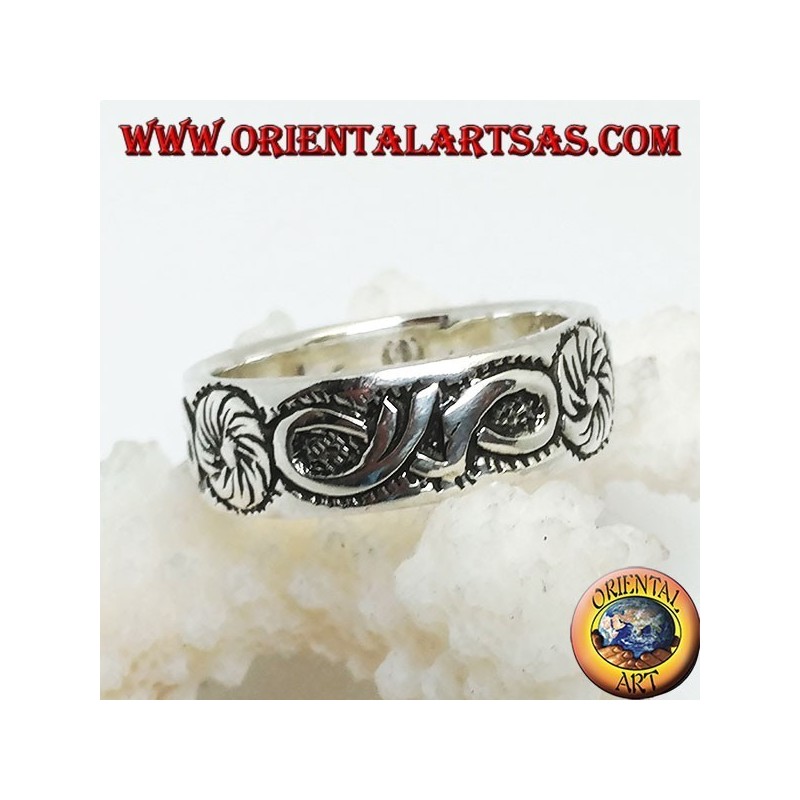 Bague en argent avec décoration florale continue et noeuds en bas-relief