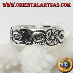 Ring in Silber mit durchgehender Blumendekoration und Flachreliefbögen
