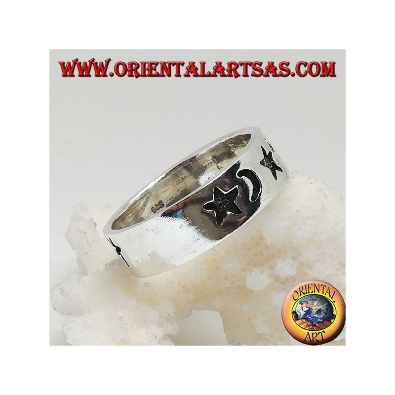 Anello a fedina in argento liscio con incisioni spesse di stelle e lune