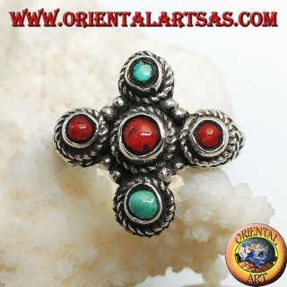 Anillo de plata con tres corales y dos turquesas naturales de origen tibetano dispuestas en una cruz griega.