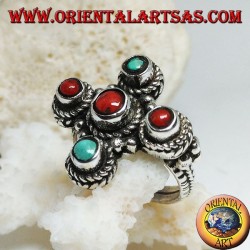 Anillo de plata con tres corales y dos turquesas naturales de origen tibetano dispuestas en una cruz griega.