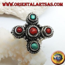Anillo de plata con tres corales y dos turquesas naturales de origen tibetano dispuestas en una cruz griega.