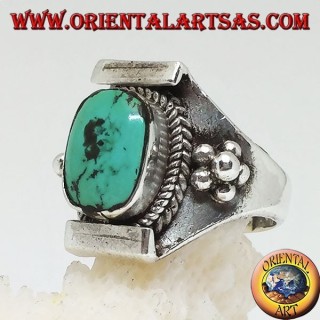 Anello in argento con turchese antico tibetano su montatura nepalese e palline sui lati