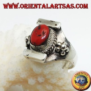 Bague en argent avec ancien corail tibétain sur monture népalaise et boules sur les côtés