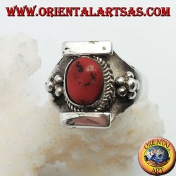 Bague en argent avec ancien corail tibétain sur monture népalaise et boules sur les côtés