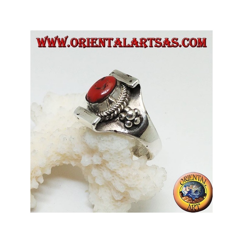 Anillo de plata con coral tibetano antiguo en un escenario de Nepal y bolas a los lados