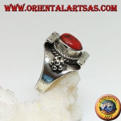 Bague en argent avec ancien corail tibétain sur monture népalaise et boules sur les côtés