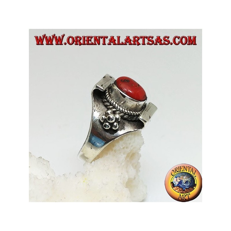 Bague en argent avec ancien corail tibétain sur monture népalaise et boules sur les côtés