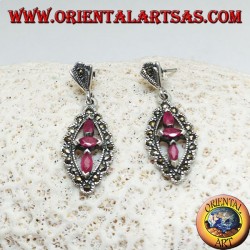 Boucles d'oreilles en argent avec trois rubis ovales naturels dans un losange marcassite