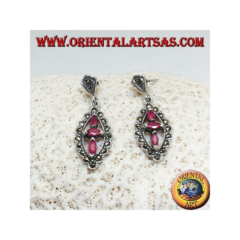 Boucles d'oreilles en argent avec trois rubis ovales naturels dans un losange marcassite