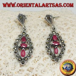 Boucles d'oreilles en argent avec trois rubis ovales naturels dans un losange marcassite