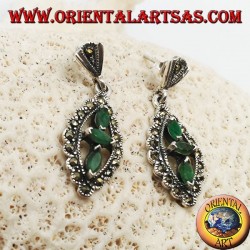 Pendientes de plata con tres esmeraldas ovales naturales en un rombo de marcasita.