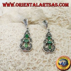 Pendientes de plata con 3 esmeraldas ovales naturales en una pirámide redonda de marcasita.