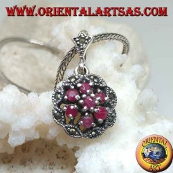 Colgante de plata con tres círculos concéntricos de rubíes redondos naturales engastados y marcasita lanzadera.