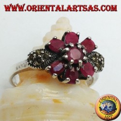 Anello in argento con rubino tondo naturale incastonato con tre rubini sopra e sotto e marcassite sui lati