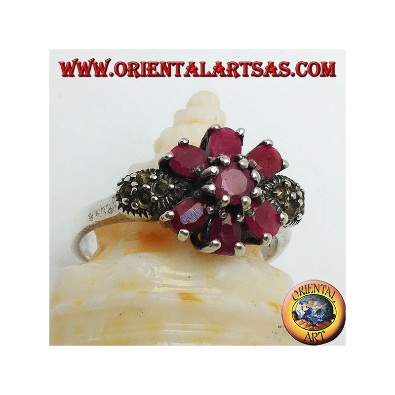 Anillo de plata con rubí natural redondo engastado con tres rubíes arriba y abajo y marcasita en los lados.