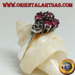 Bague en argent avec rubis rond naturel serti de trois rubis au-dessus et en dessous et marcassite sur les côtés