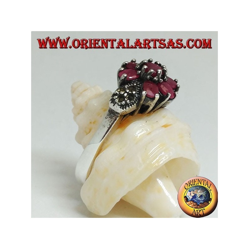 Anello in argento con rubino tondo naturale incastonato con tre rubini sopra e sotto e marcassite sui lati