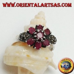 Anillo de plata con rubí natural redondo engastado con tres rubíes arriba y abajo y marcasita en los lados.