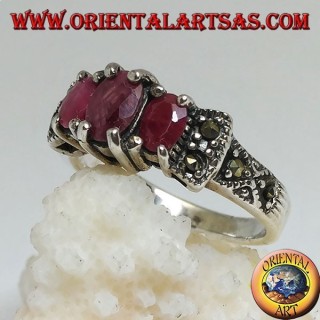 Anillo de plata con tres rubíes ovales naturales engastados y marcasita en los costados.