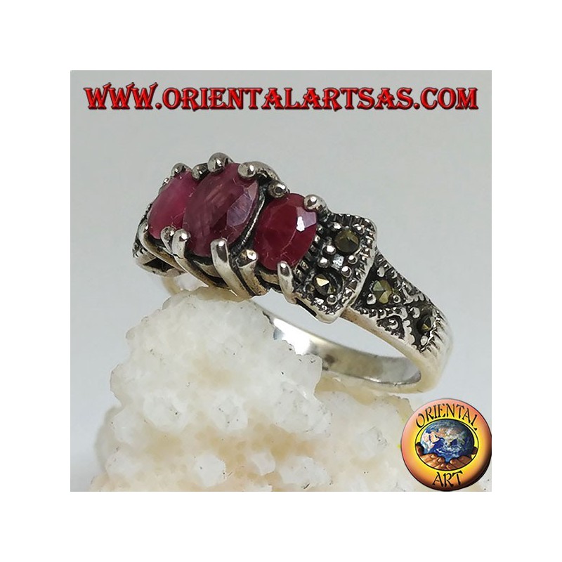 Bague en argent sertie de trois rubis ovales naturels et marcassite sur les côtés