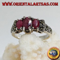 Anillo de plata con tres rubíes ovales naturales engastados y marcasita en los costados.