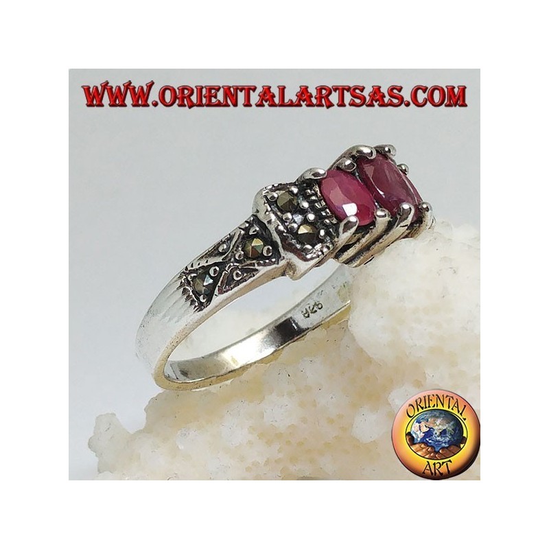 Anello in argento con tre rubini naturali ovali incastonati e marcassite sui lati