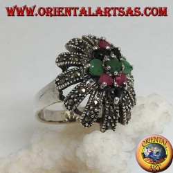 Bague en argent avec losange d'émeraudes, de rubis et de saphirs naturels au soleil arrondie de marcassites