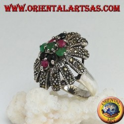 Anillo de plata con rombo de esmeraldas, rubíes y zafiros naturales en un sol redondeado con marcasitas