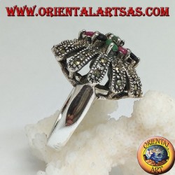 Anillo de plata con rombo de esmeraldas, rubíes y zafiros naturales en un sol redondeado con marcasitas