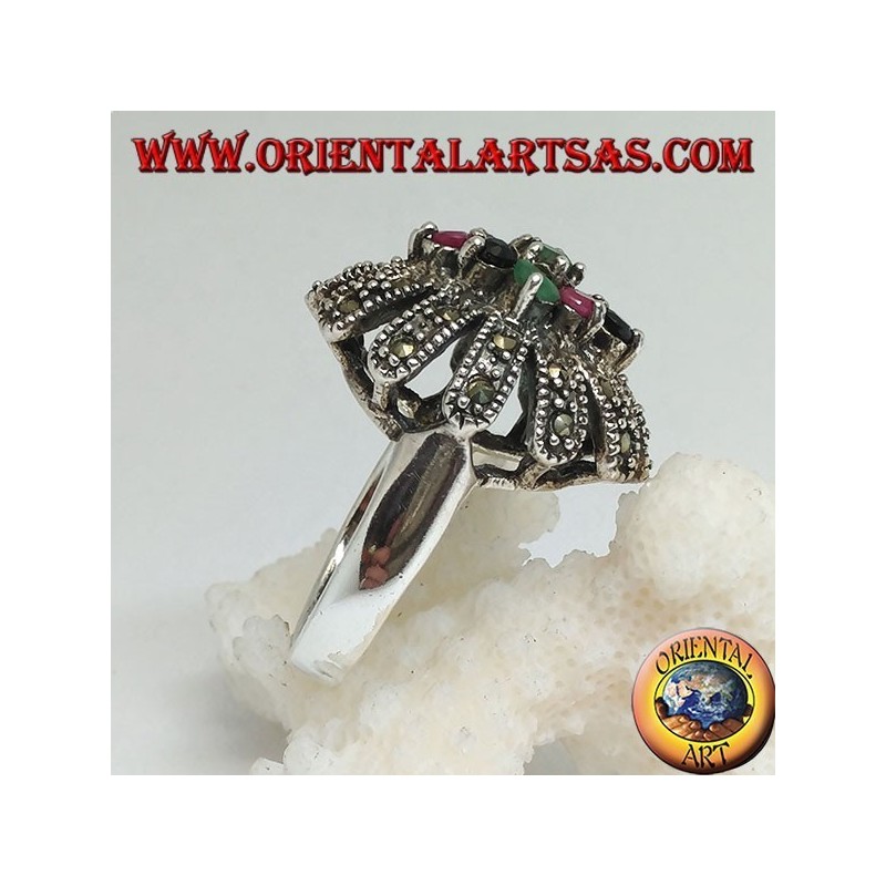 Bague en argent avec losange d'émeraudes, de rubis et de saphirs naturels au soleil arrondie de marcassites