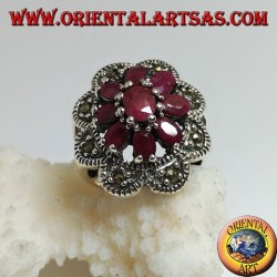 Bague en argent avec fleur octogonale de rubis ovales naturels sertie de 8 demi-cercles de marcassite