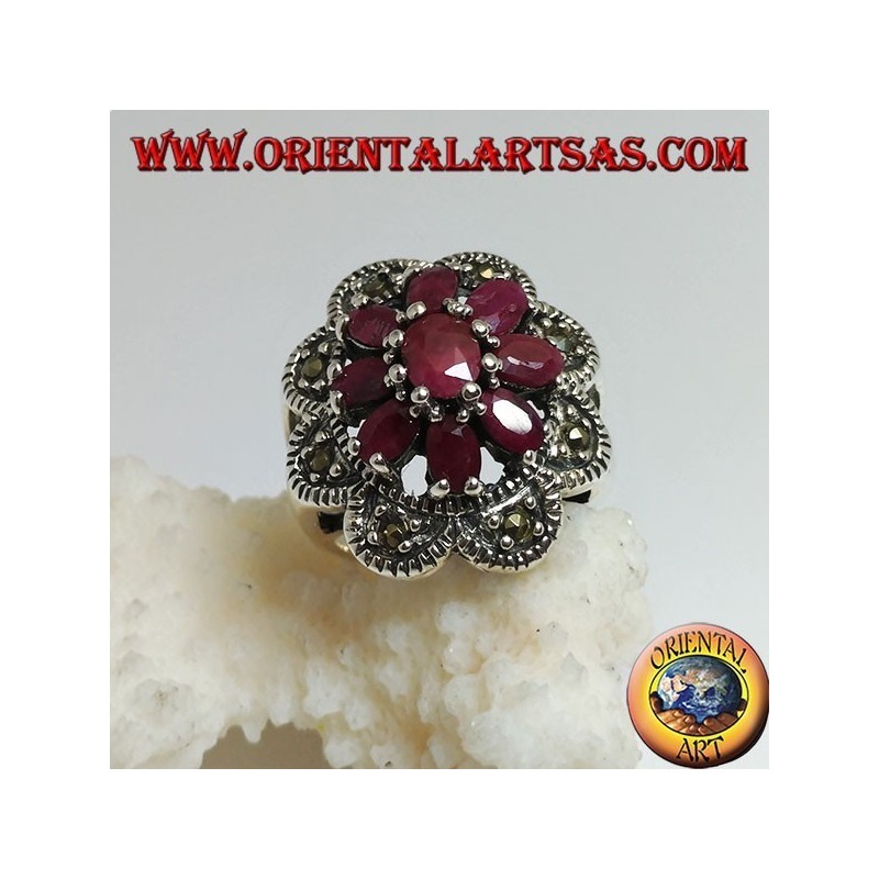 Bague en argent avec fleur octogonale de rubis ovales naturels sertie de 8 demi-cercles de marcassite