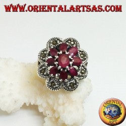 Anillo de plata con flor octogonal de rubíes ovales naturales engastados y 8 semicírculos de marcasita.
