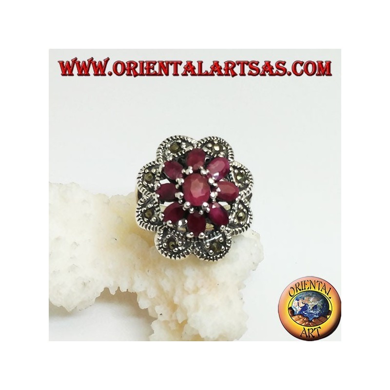 Anillo de plata con flor octogonal de rubíes ovales naturales engastados y 8 semicírculos de marcasita.