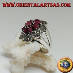 Bague en argent avec fleur octogonale de rubis ovales naturels sertie de 8 demi-cercles de marcassite