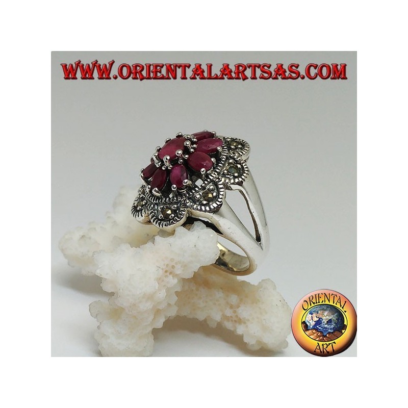 Bague en argent avec fleur octogonale de rubis ovales naturels sertie de 8 demi-cercles de marcassite