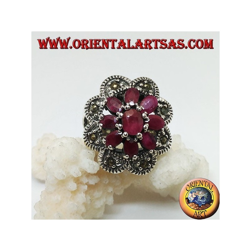 Anillo de plata con flor octogonal de rubíes ovales naturales engastados y 8 semicírculos de marcasita.