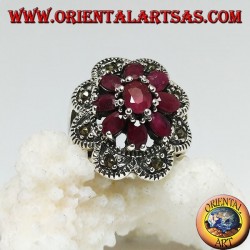 Anillo de plata con flor octogonal de rubíes ovales naturales engastados y 8 semicírculos de marcasita.