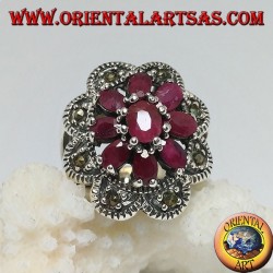 Anillo de plata con flor octogonal de rubíes ovales naturales engastados y 8 semicírculos de marcasita.