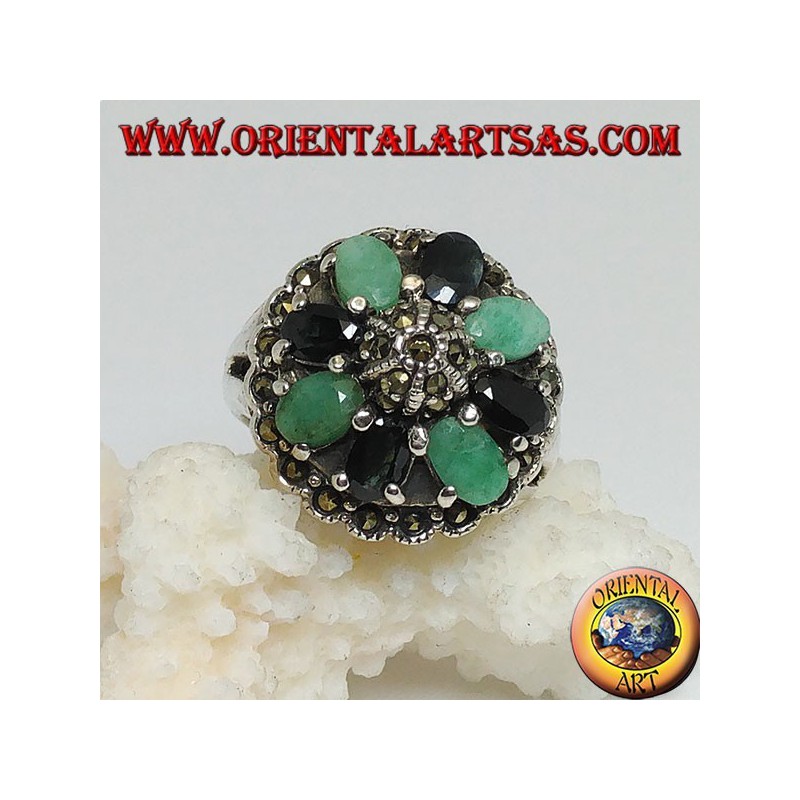 Anillo de plata con hemisferio rodeado de un círculo de esmeraldas y un conjunto ovalado de zafiros naturales y marcasita.