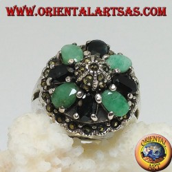 Bague en argent avec hémisphère entourée d'un cercle d'émeraudes et de saphirs naturels ovales sertis de marcassite
