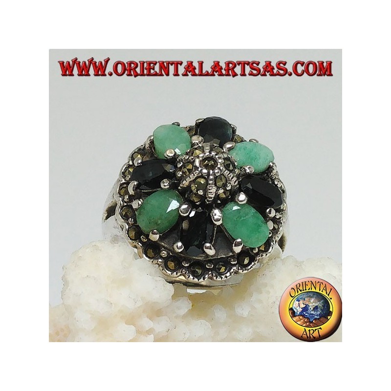Anillo de plata con hemisferio rodeado de un círculo de esmeraldas y un conjunto ovalado de zafiros naturales y marcasita.