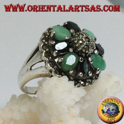 Bague en argent avec hémisphère entourée d'un cercle d'émeraudes et de saphirs naturels ovales sertis de marcassite