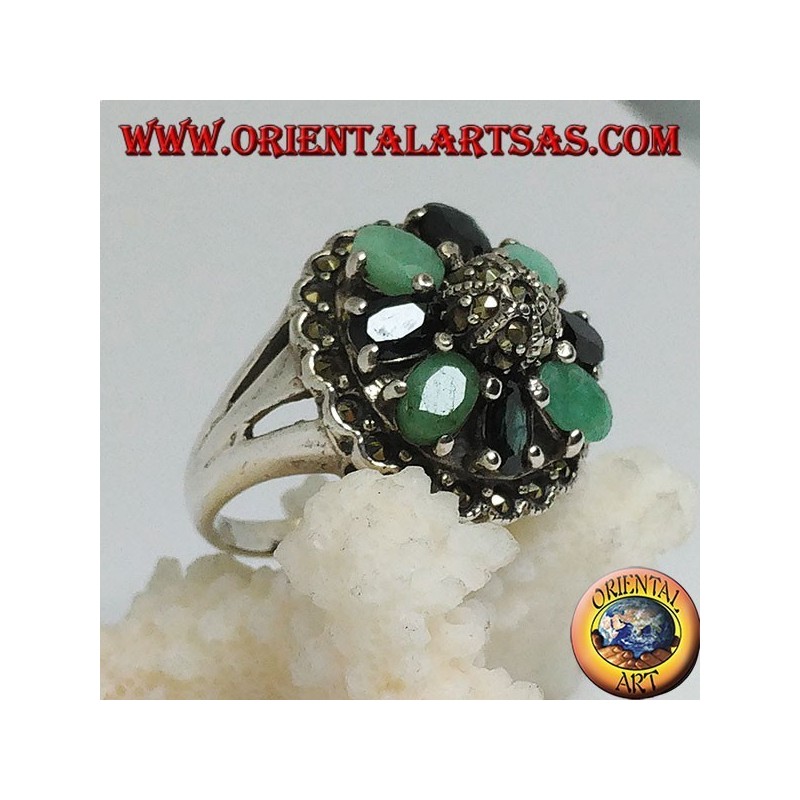 Anillo de plata con hemisferio rodeado de un círculo de esmeraldas y un conjunto ovalado de zafiros naturales y marcasita.
