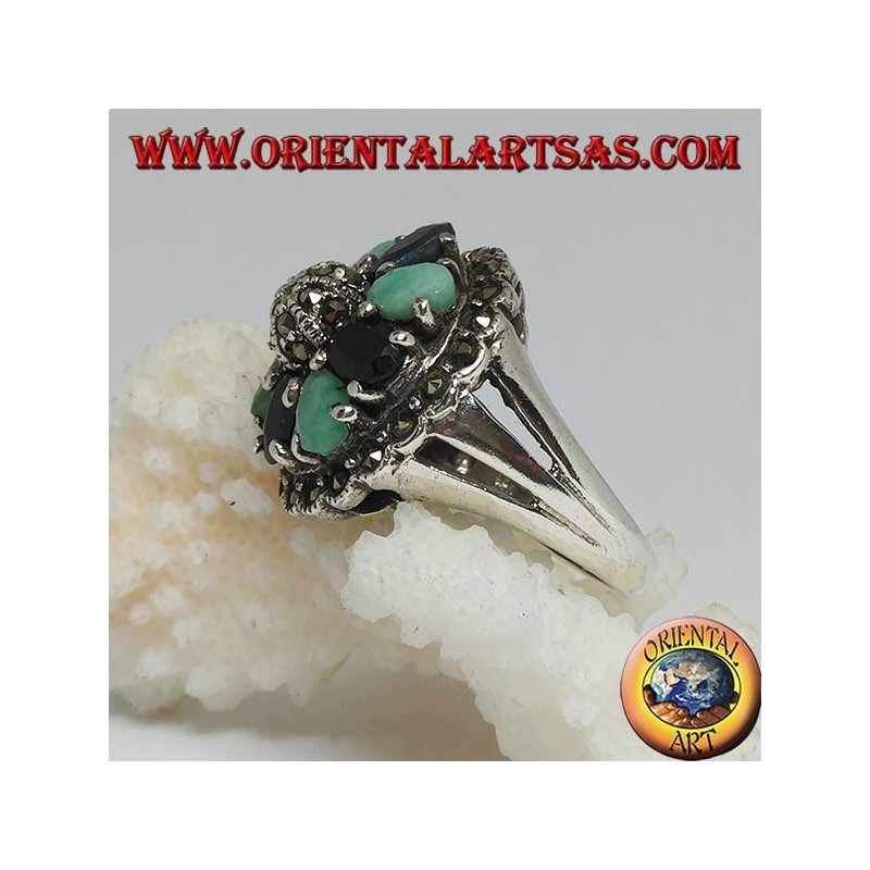Anillo de plata con hemisferio rodeado de un círculo de esmeraldas y un conjunto ovalado de zafiros naturales y marcasita.